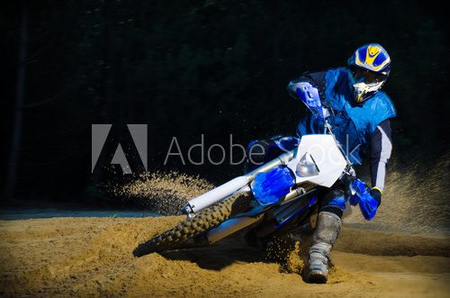 Ekstremalna jazda na motocyklu w nocnym terenie Sport Fototapeta