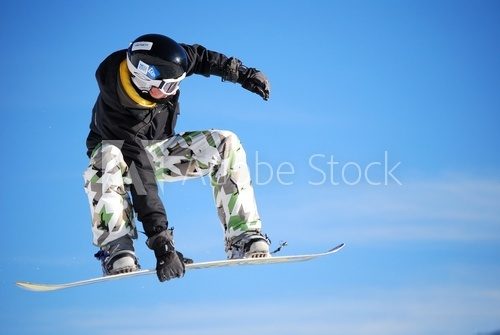 Ekstremalny skok na snowboardzie w górskim krajobrazie Sport Fototapeta