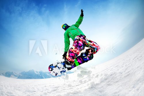 Ekstremalny skok snowboardzisty w alpejskim krajobrazie Sport Fototapeta