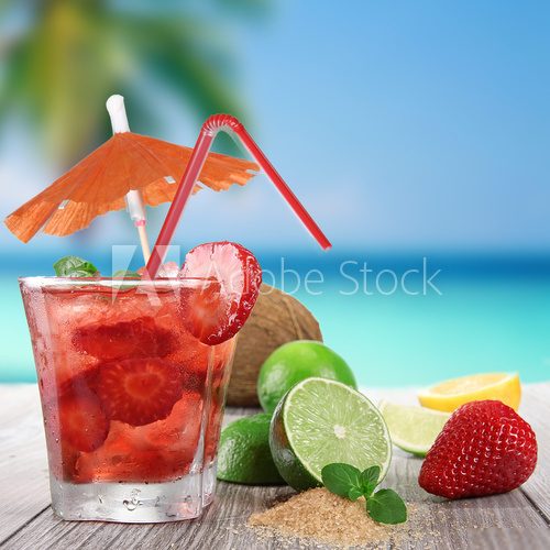 Egzotyczny drink na plaży Plakaty do kuchni Plakat