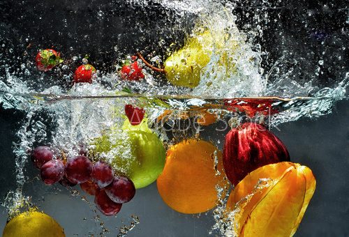 Owoce wpadające do wody Fototapety do Kuchni Fototapeta