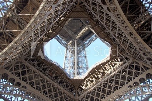 Geometryczne detale spod Wieży Eiffla Fototapety Wieża Eiffla Fototapeta