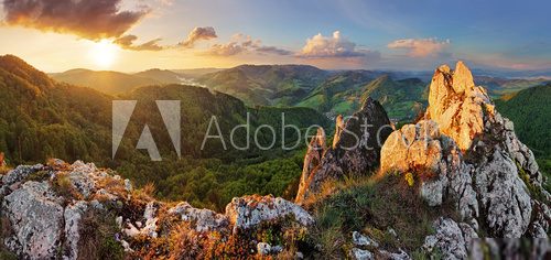 Górska panorama o zachodzie słońca – majestatyczne widoki Fototapety Góry Fototapeta