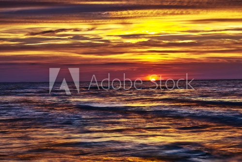 Hipnotyzujący zachód słońca nad oceanem Zachód Słońca Fototapeta