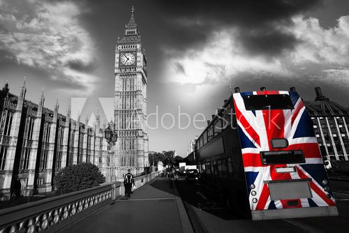 Ikoniczny Big Ben i autobus z flagą Wielkiej Brytanii Fototapety Czarno-Białe Fototapeta