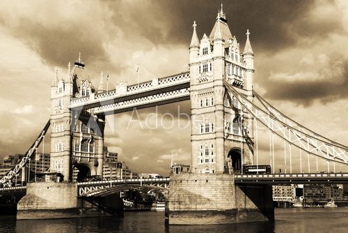 Ikoniczny most Tower Bridge w odcieniach sepii Fototapety Czarno-Białe Fototapeta