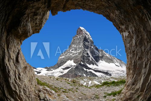 Ikoniczny szczyt Matterhorn widziany z jaskini Fototapety Góry Fototapeta