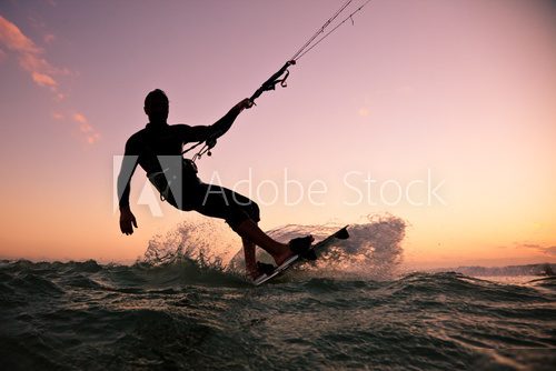 Kitesurfing w blasku zachodzącego słońca Sport Fototapeta