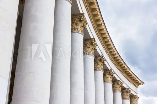 Klasyczna elegancja monumentalnych kolumn Styl Klasyczny Fototapeta