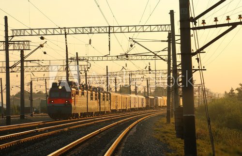 Kolejowy poranek w złotym świetle Industrialne Fototapeta