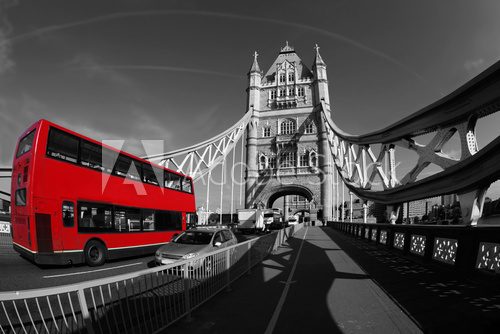 Londyński Tower Bridge z czerwonym autobusem Fototapety Czarno-Białe Fototapeta