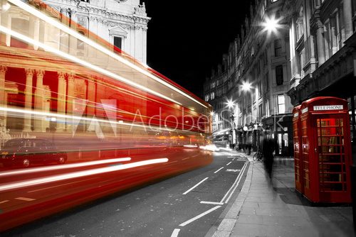 Londyńskie budki w czerwieni Fototapety Miasta Fototapeta