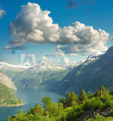 Malowniczy fiord otoczony majestatycznymi górami Krajobraz Fototapeta