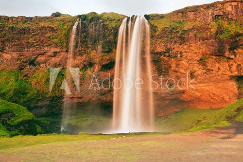 Malowniczy wodospad Seljalandsfoss w Islandii Fototapety Wodospad Fototapeta