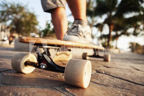 Miejski styl i wolność jazdy na longboardzie Sport Fototapeta