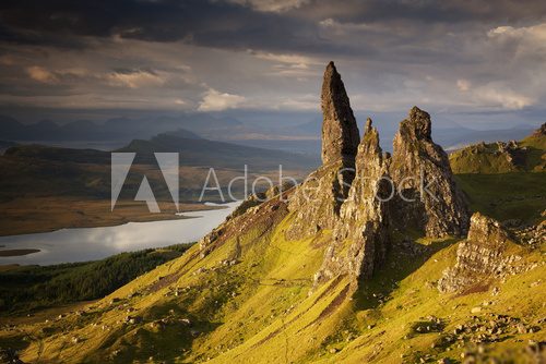 Mistyczny krajobraz z Old Man of Storr Krajobraz Fototapeta