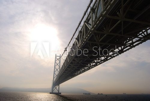 Monumentalny most w promieniach słońca Fototapety Mosty Fototapeta