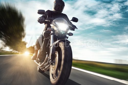 Motocykl w dynamicznej jeździe o zachodzie słońca Pojazdy Fototapeta