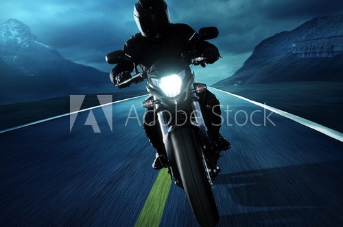 Motocyklista na górskiej drodze w nocnej scenerii Pojazdy Fototapeta