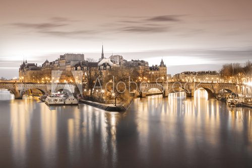 Nastrojowy wieczór nad Sekwaną w sercu Paryża Fototapety Miasta Fototapeta