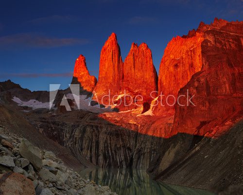 Ogniste szczyty Torres del Paine o świcie Krajobraz Fototapeta