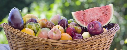 Owoce i warzywa w wiklinowym koszu Fototapety do Kuchni Fototapeta