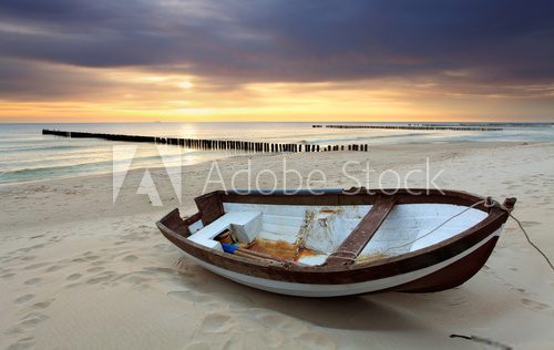 Poranna plaża z widokiem na łódkę
 Krajobrazy Obraz