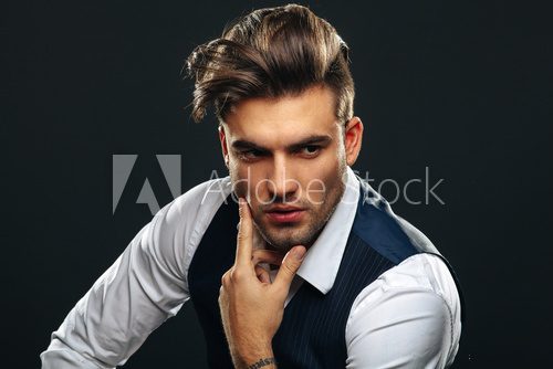 Portrait od handsome man in studio on dark background Fototapety do Salonu Fryzjerskiego Fototapeta