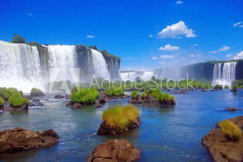 Potężne wodospady Iguazu – cud natury w tropikach Krajobraz Fototapeta