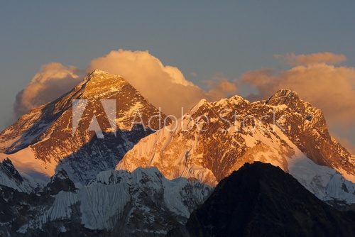 Rzut oka na wstający Everest Fototapety do Salonu Fototapeta