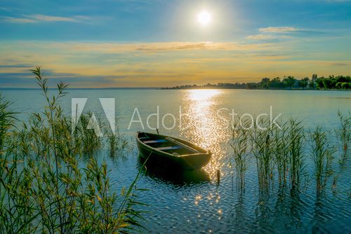 Samotna łódka i wieczorne jezioro - Obrazy krajobrazy, nowoczesne obrazy z  widokami - Demur