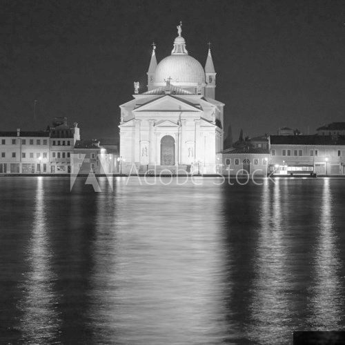 San Giorgio Maggiore nocą nad spokojną wodą Fototapety Czarno-Białe Fototapeta