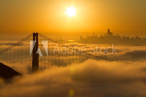 Spectacular Golden Gate Bridge sunrise with low fog and city view Mosty Obraz
