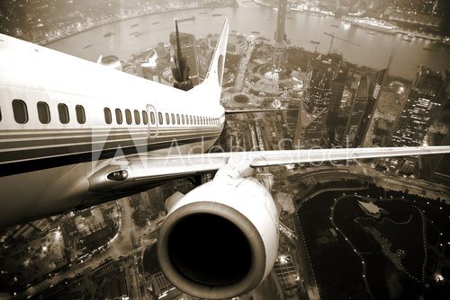 Startujący samolot – legendarna sepia z panoramą w tle
 Fototapety do Salonu Fototapeta