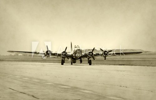 Stary bombowiec w historycznej sepii
Pojazdy Fototapeta