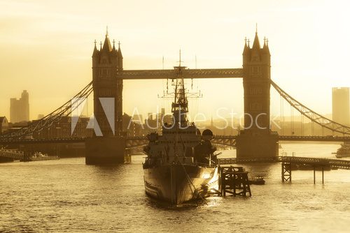 Tower Bridge w złotym świetle z historycznym statkiem Fototapety Mosty Fototapeta