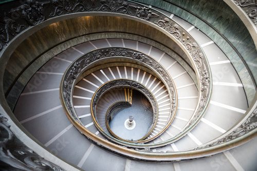 Vaticano, Italia - Agosto 10, 2020: Interno dei Musei Vaticani, Città del Vaticano Schody Fototapeta