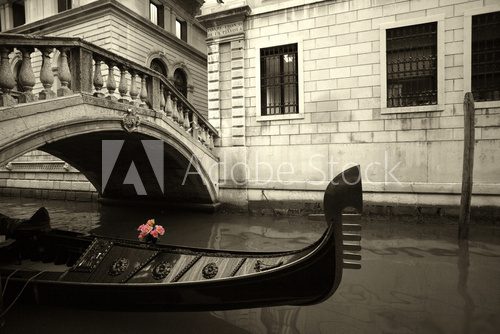 Wenecka gondola – tradycyjny romantyzm różem przełamany
 Obrazy do Sypialni Obraz