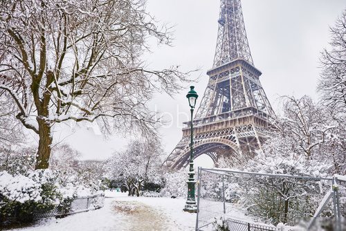Widok na zaśnieżoną wieżę Eiffla Fototapety Wieża Eiffla Fototapeta