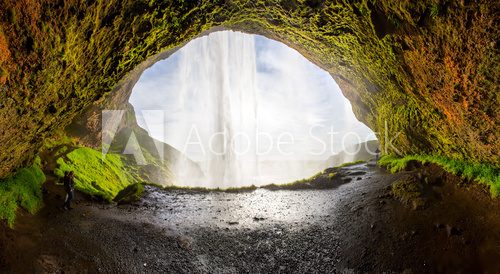 Widok zza wodospadu Seljalandsfoss Fototapety Wodospad Fototapeta