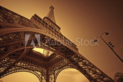 Wieża Eiffela z perspektywy łóżka
 Fototapety do Sypialni Fototapeta