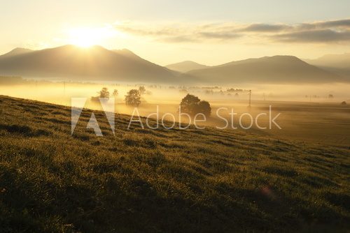 Wschód słońca nad polami
 Krajobraz Fototapeta