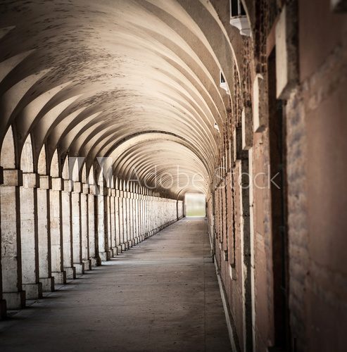 Zabytkowe arkady w perspektywie światła Styl Klasyczny Fototapeta