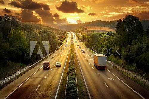 Zachód słońca nad autostradą pełną życia Pojazdy Fototapeta