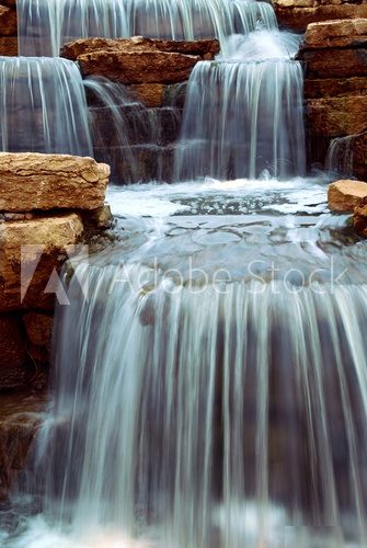 Zachwycając się pięknem wodnej kaskady Fototapety Wodospad Fototapeta
