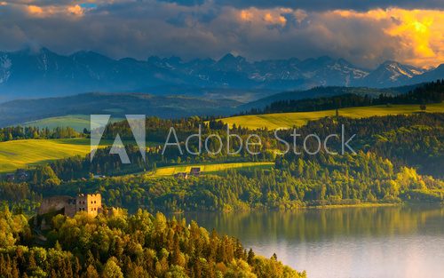 Zamek nad jeziorem w górskiej scenerii Krajobraz Fototapeta