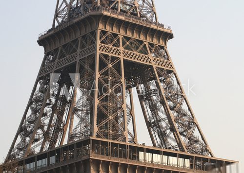 Zbliżenie na konstrukcję Wieży Eiffla Fototapety Wieża Eiffla Fototapeta