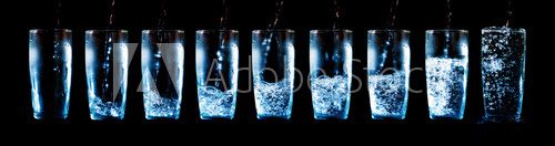 Zestaw szklanek wody i lodu na czarnym tle Fototapety do Kuchni Fototapeta