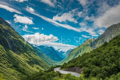 Zielone doliny Norwegii w słoneczny dzień Fototapety Góry Fototapeta