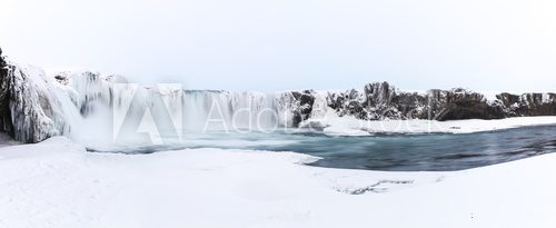 Zimowy majestat wodospadu Goðafoss na Islandii Fototapety Wodospad Fototapeta